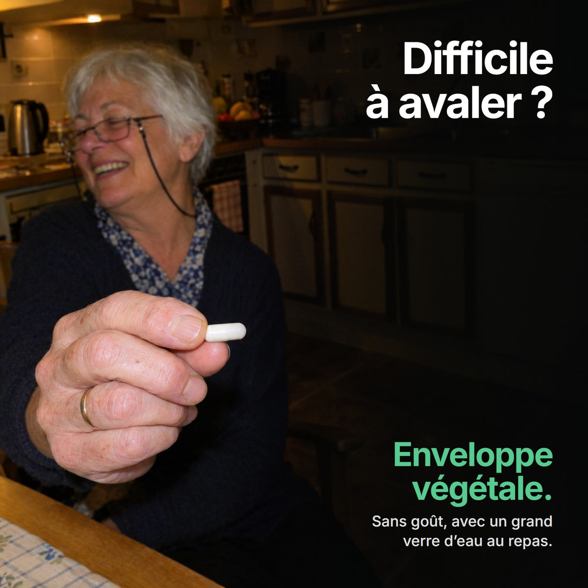 Femme tenant une gélule Nutraflow : enveloppe végétale, sans goût